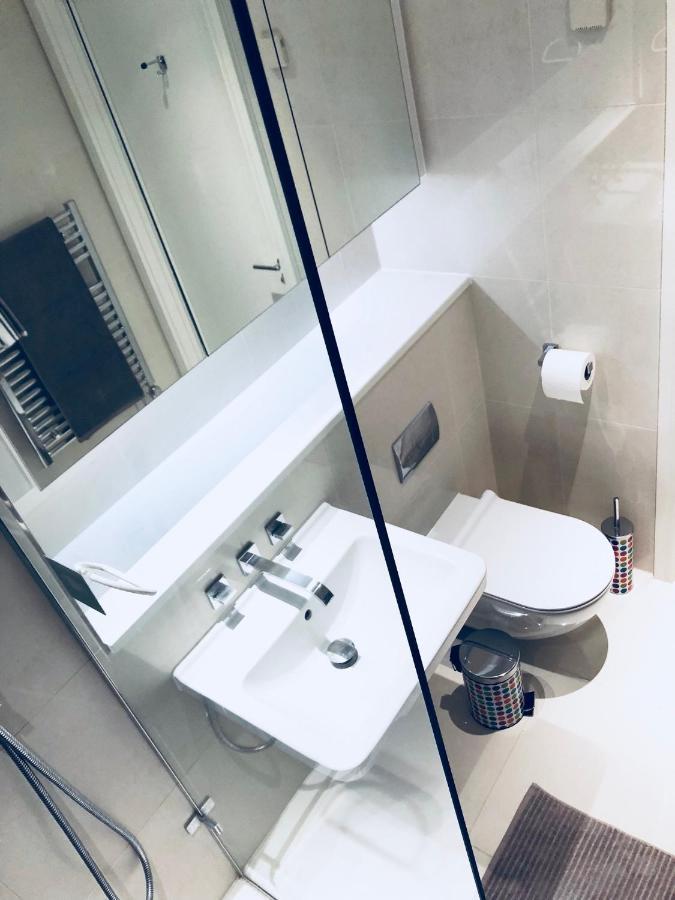 Ultra Modern Room London Ngoại thất bức ảnh